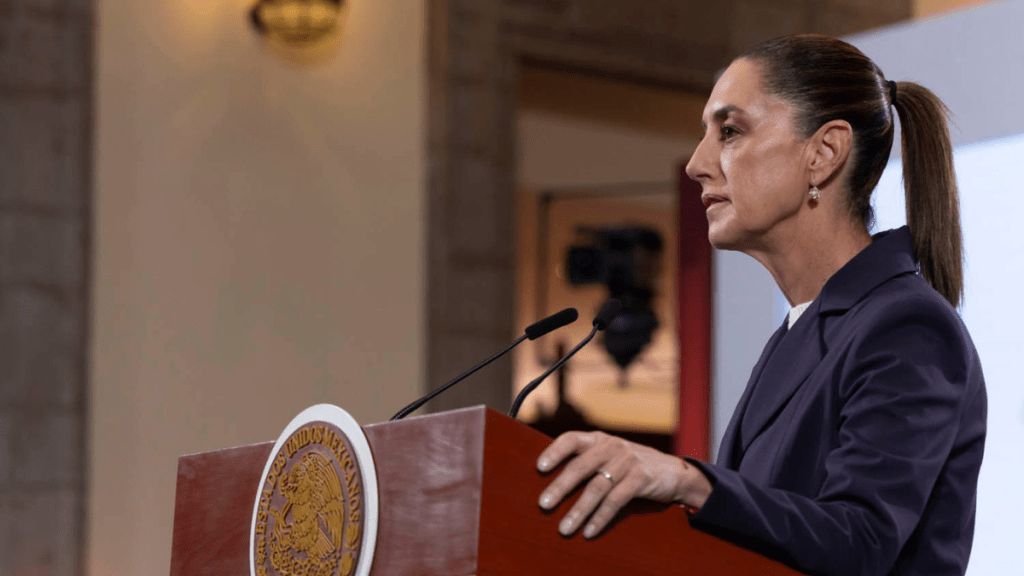 Una funcionaria, de perfil serio, habla en un podio con el escudo nacional en un evento oficial, destacando la importancia de la reforma de aguas.