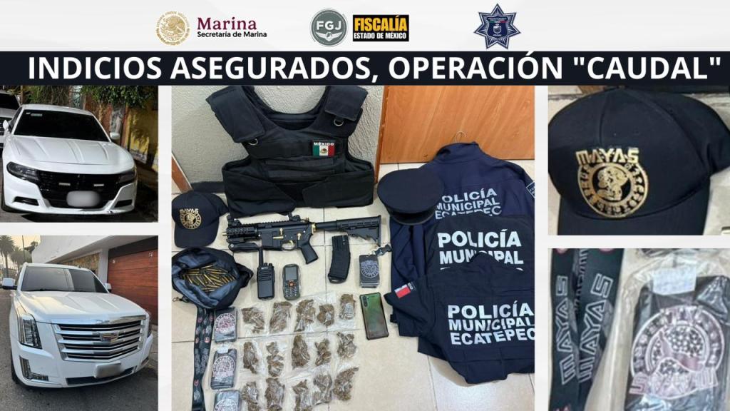Imagen de los objetos asegurados durante la operación "Caudal", incluyendo dos vehículos de alta gama, armamento, equipo táctico, narcóticos, y prendas con emblemas falsos de la policía de Ecatepec.