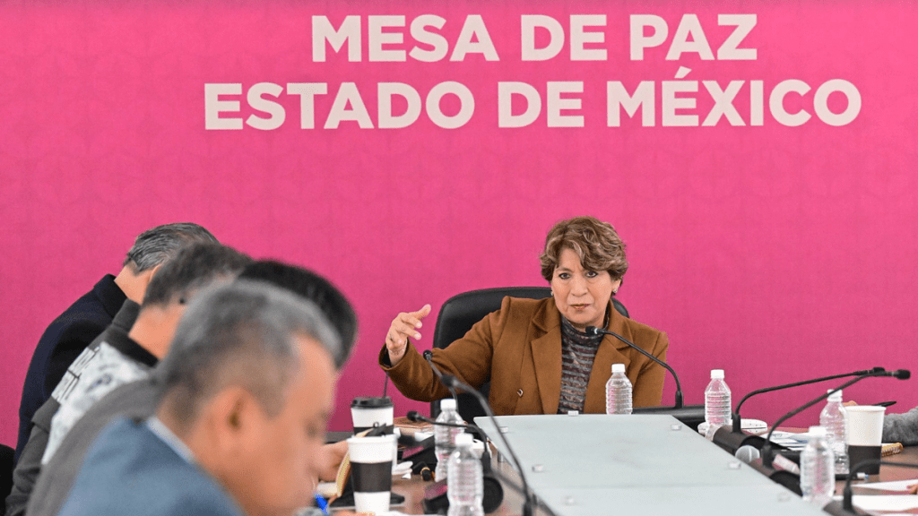Reunión de la Mesa de Paz del Estado de México con participación de autoridades y funcionarios discutiendo estrategias de seguridad.