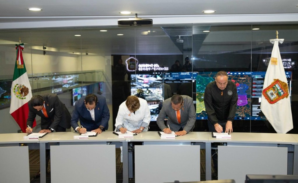 Funcionarios firmando la iniciativa de reforma a la Constitución del Estado de México para crear el Juzgado LIBRE en un evento formal.