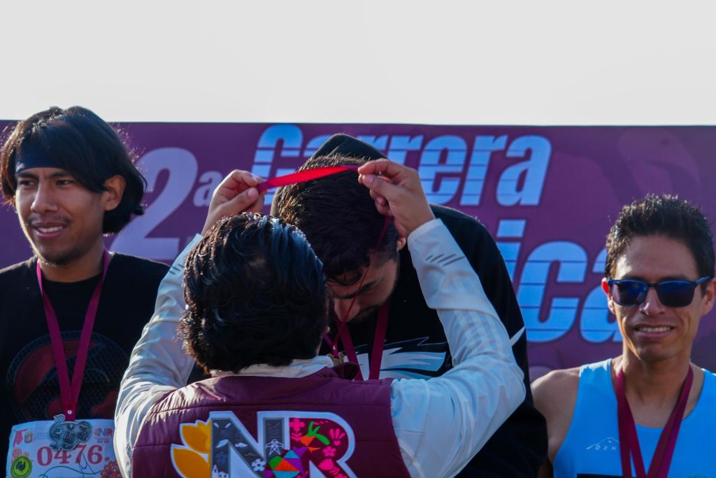 Entrega de medallas a los ganadores durante la Segunda Carrera Atlética Ruta Nicolás Romero 2025, con participantes en el podio.