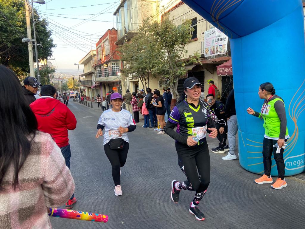 Corredores participando en la Segunda Carrera Atlética Ruta Nicolás Romero 2025, con un ambiente animado y apoyo de espectadores.