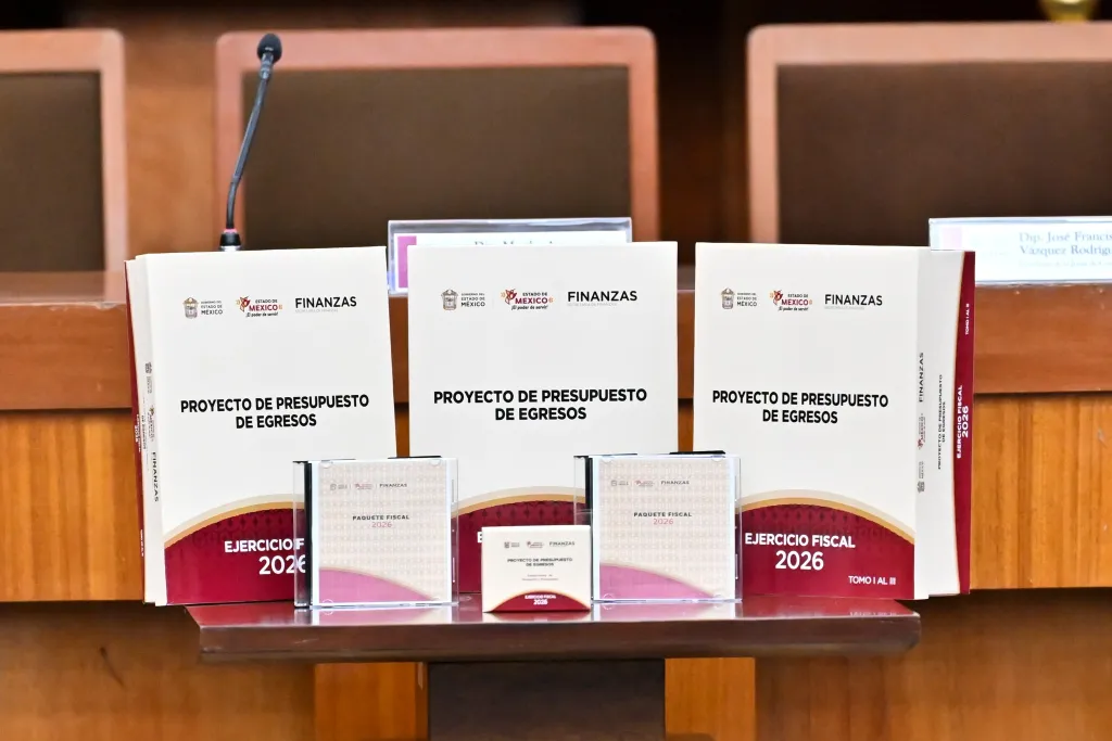 Presentación del Proyecto de Presupuesto de Egresos 2026 del Estado de México, con documentos organizados sobre una mesa.