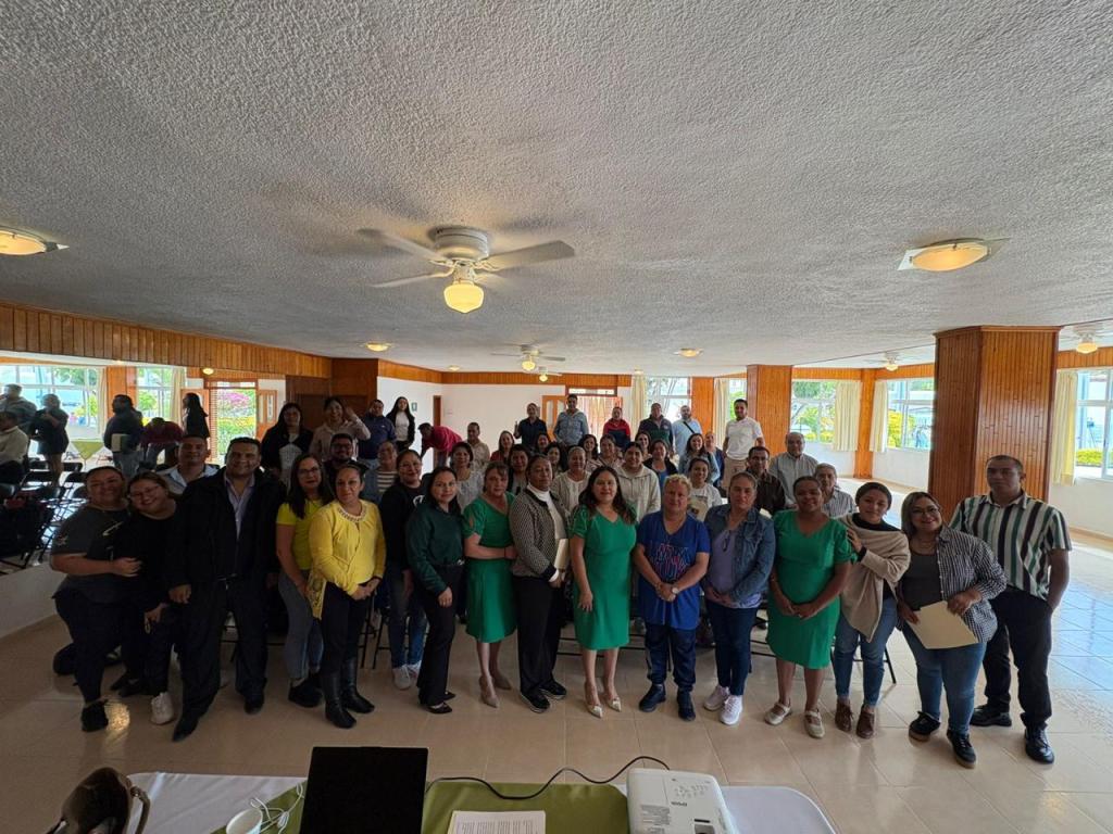 Grupo de representantes del Sindicato de Maestros al Servicio del Estado de México (SMSEM) durante la entrega de constancias en un evento de capacitación sobre derechos laborales.