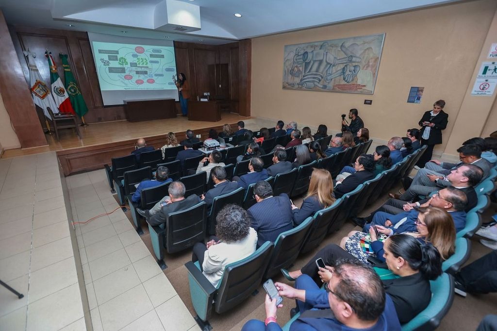 Inauguración del programa 'Cátedras Abiertas' en el Auditorio 'Juana de Asbaje' de la UAEMéx, con una presentación sobre manejo de suelos agrícolas, y una audiencia de académicos y funcionarios.
