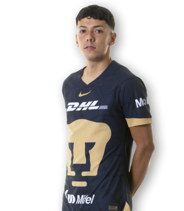 Jugador de fútbol posando con camiseta de su equipo, con fondo neutro.
