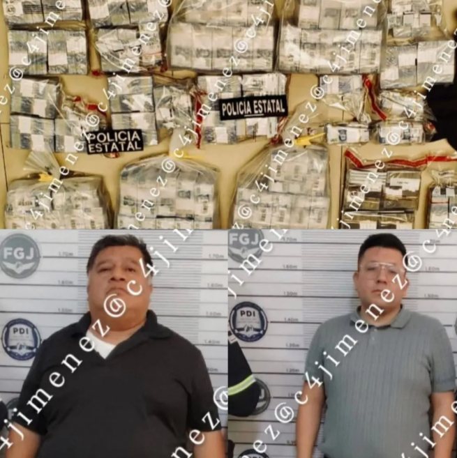 Dos hombres detenidos frente a una pared con dinero en efectivo en bolsas, junto a carteles de Policía Estatal y logística de detención.