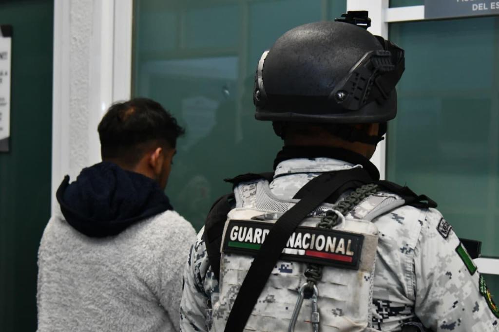 Un oficial de la Guardia Nacional observa a un detenido en una operación de seguridad.