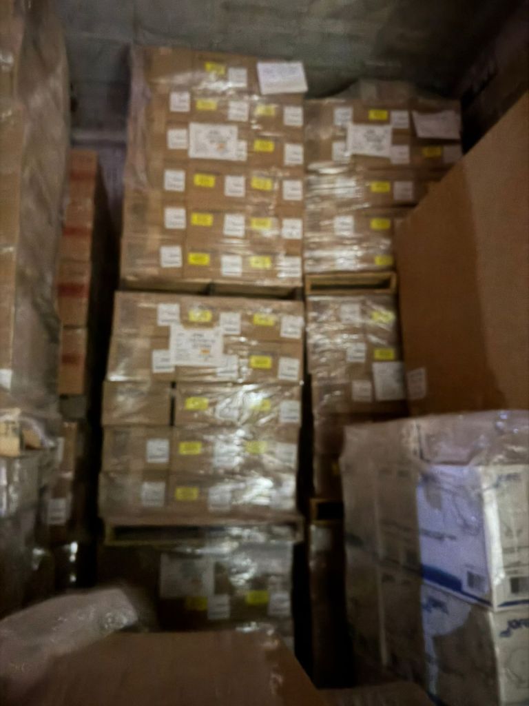 Almacén lleno de cajas apiladas, algunas con etiquetas visibles, que parecen contener mercancía diversa asegurada durante la Operación SENDA en el Estado de México.