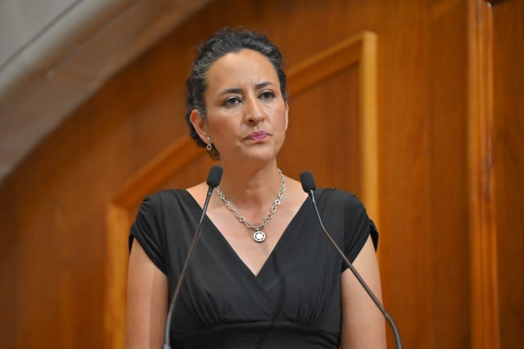 La diputada Ana Yurixi Leyva Piñón durante su intervención en la Legislatura del Estado de México, abordando el tema de la eliminación del impuesto sobre la tenencia vehicular.