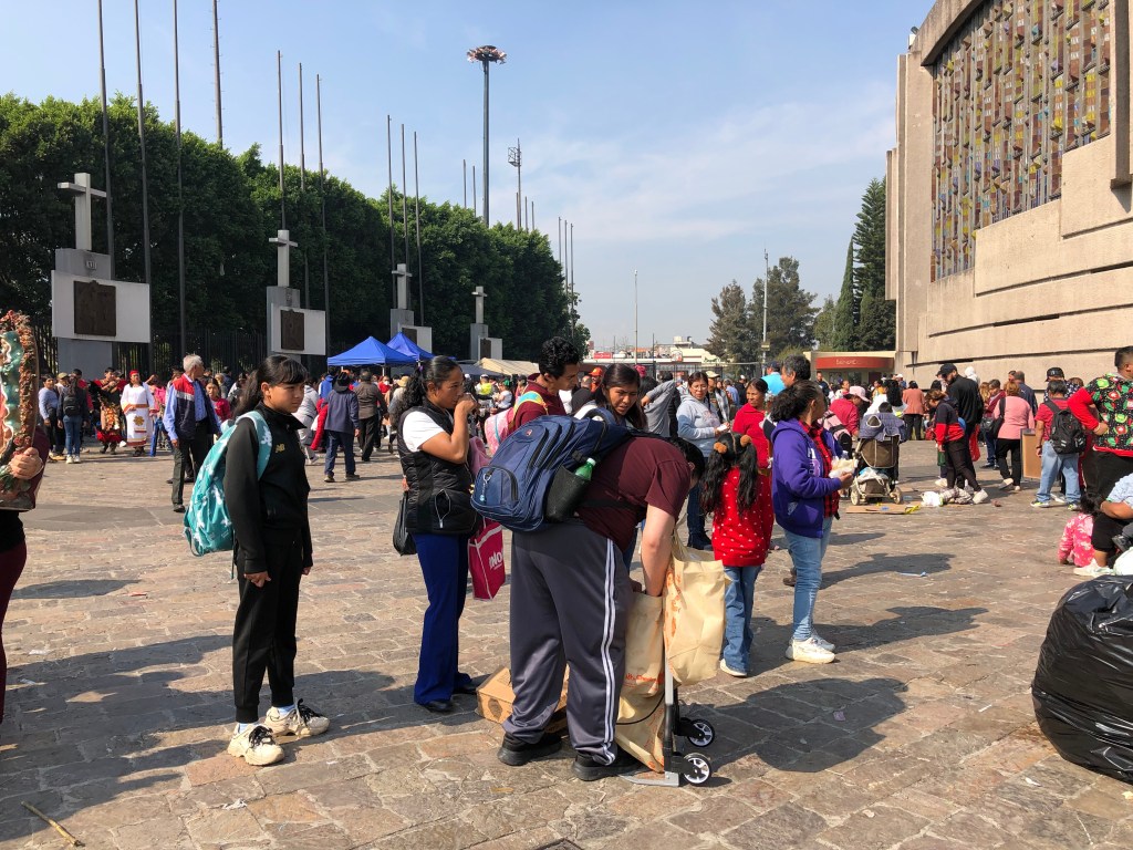 Peregrinos en la Basílica de Guadalupe, Ciudad de México, durante la celebración del 12 de diciembre, rodeados de actividades religiosas y de apoyo de la comunidad.