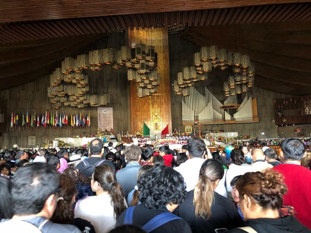 Multitudinaria asistencia de fieles en la Basílica de Guadalupe durante la celebración del 12 de diciembre, capturando una atmósfera de devoción y agradecimiento.