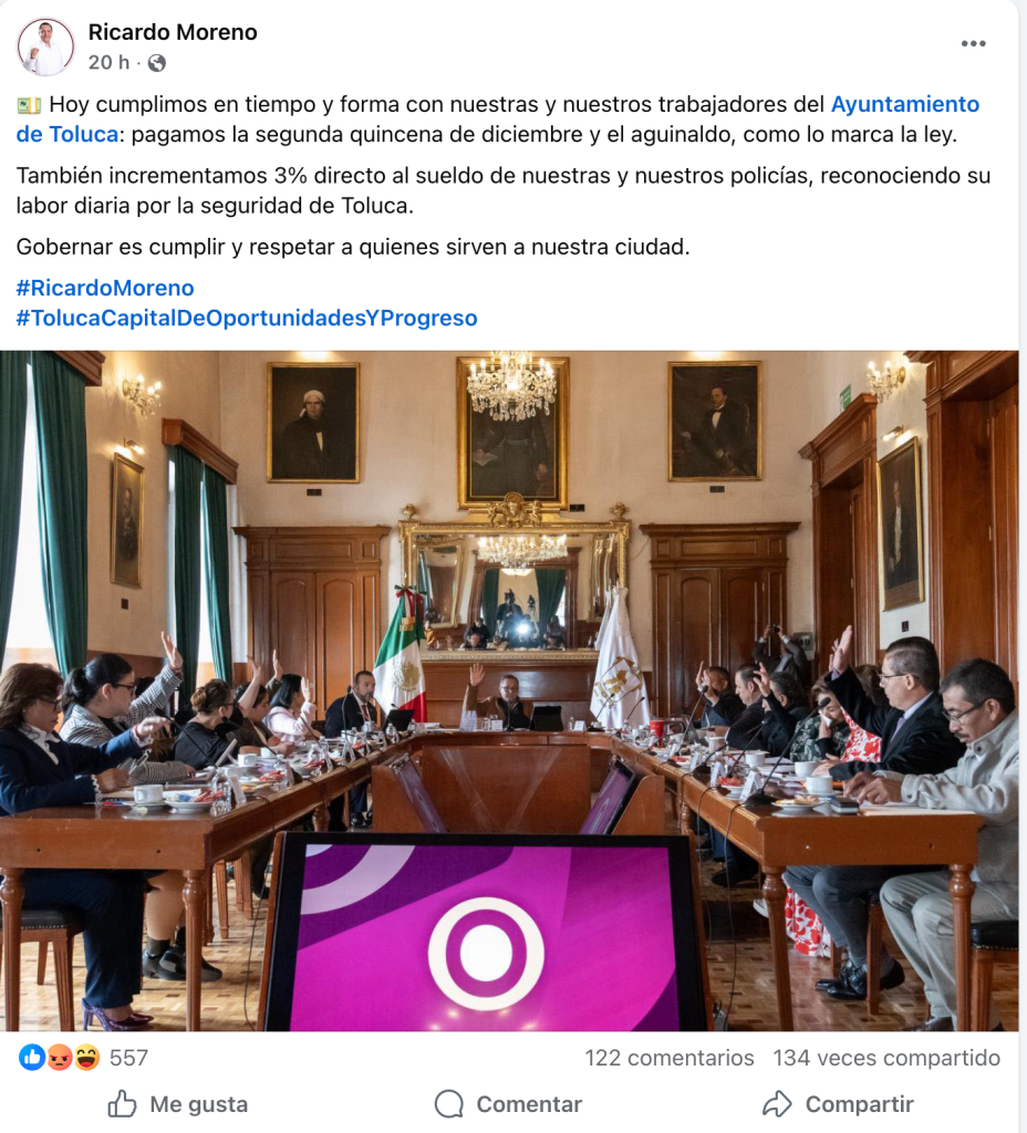 Reunión del Ayuntamiento de Toluca donde se discute el pago del aguinaldo y un aumento salarial del 3% para los policías. Se puede ver a varios miembros levantando la mano en un ambiente de trabajo formal.