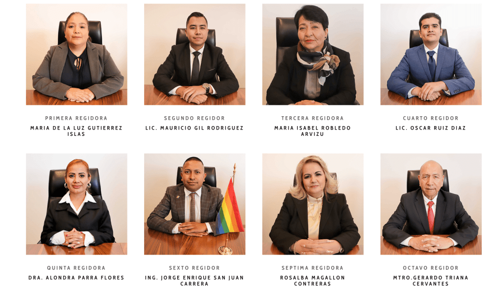 Retrato del Cabildo de Tecámac, con los regidores sentados en sus escritorios y nombres etiquetados debajo de cada uno.