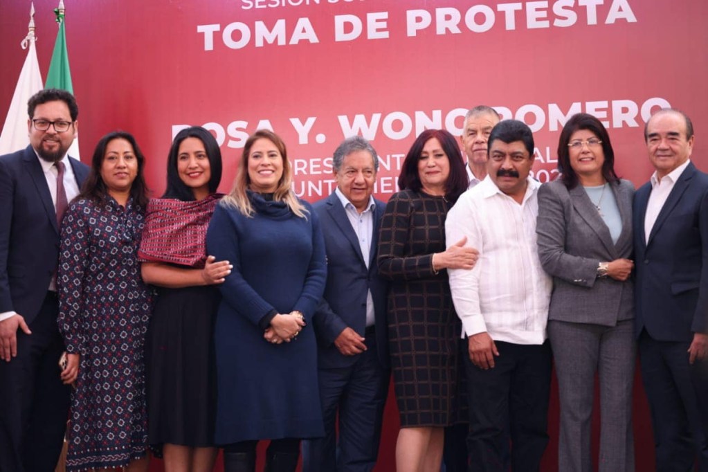 Ceremonia de toma de protesta de Rosa Yolanda Wong Romero como presidenta municipal de Tecámac, con varios funcionarios y asistentes en un ambiente formal.