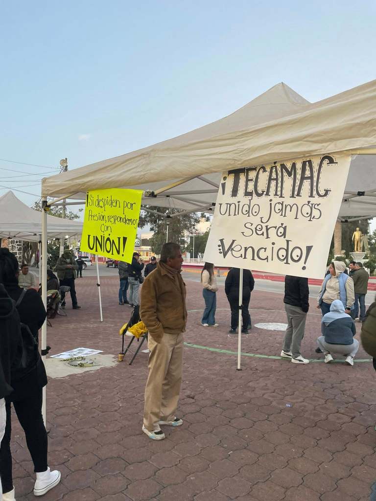 Protesta en Tecámac con pancartas que expresan descontento político y demandas por despidos injustificados.