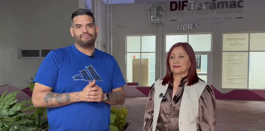 Dos personas posan frente a la entrada del Centro DIF de Tecámac, con el logo del DIF visible en la fachada y vegetación en el primer plano.