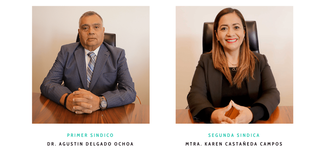 Retrato del primer síndico Dr. Agustin Delgado Ochoa, sentado en su escritorio con una camisa blanca y un saco de cuadros azules.