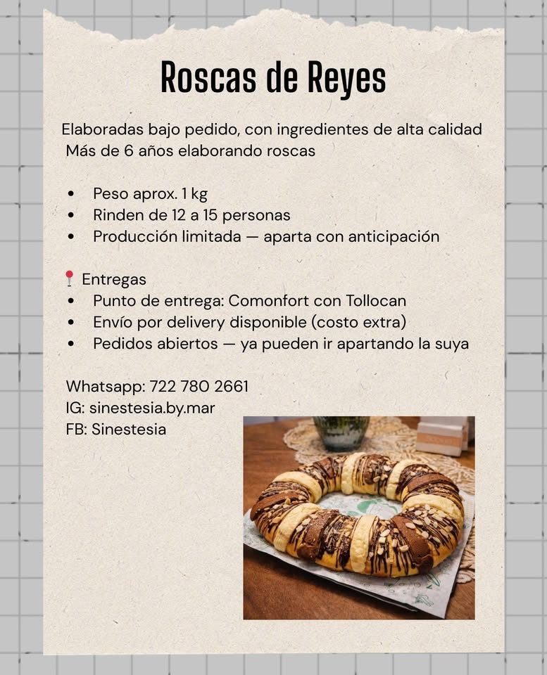 Imagen de una Rosca de Reyes decorada con chocolate y almendras, presentada sobre un plato en una mesa con manteles claros y elementos decorativos.
