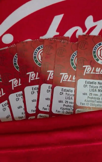 Cinco boletos del Toluca FC con la fecha y detalles del partido, sobre fondo rojo.