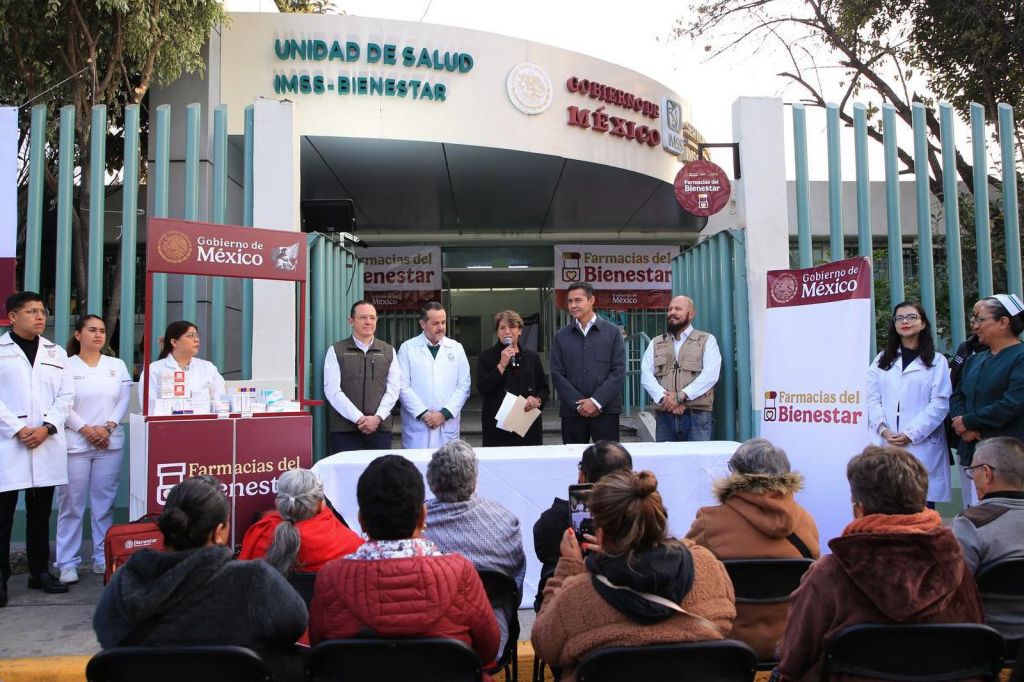 Inauguración de las Farmacias del Bienestar, con representantes del Gobierno y personal de salud, frente a una unidad de salud en México.