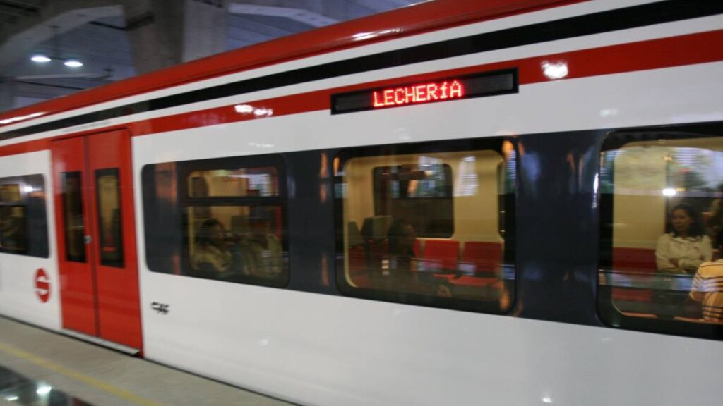 Tren Interurbano 'El Insurgente' en la estación, con destino a Lechería, mostrando el interior y los pasajeros.