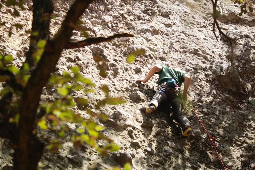 Pueblos mágicos Edomex. Escalador ascendiendo por una roca en un entorno natural con vegetación.