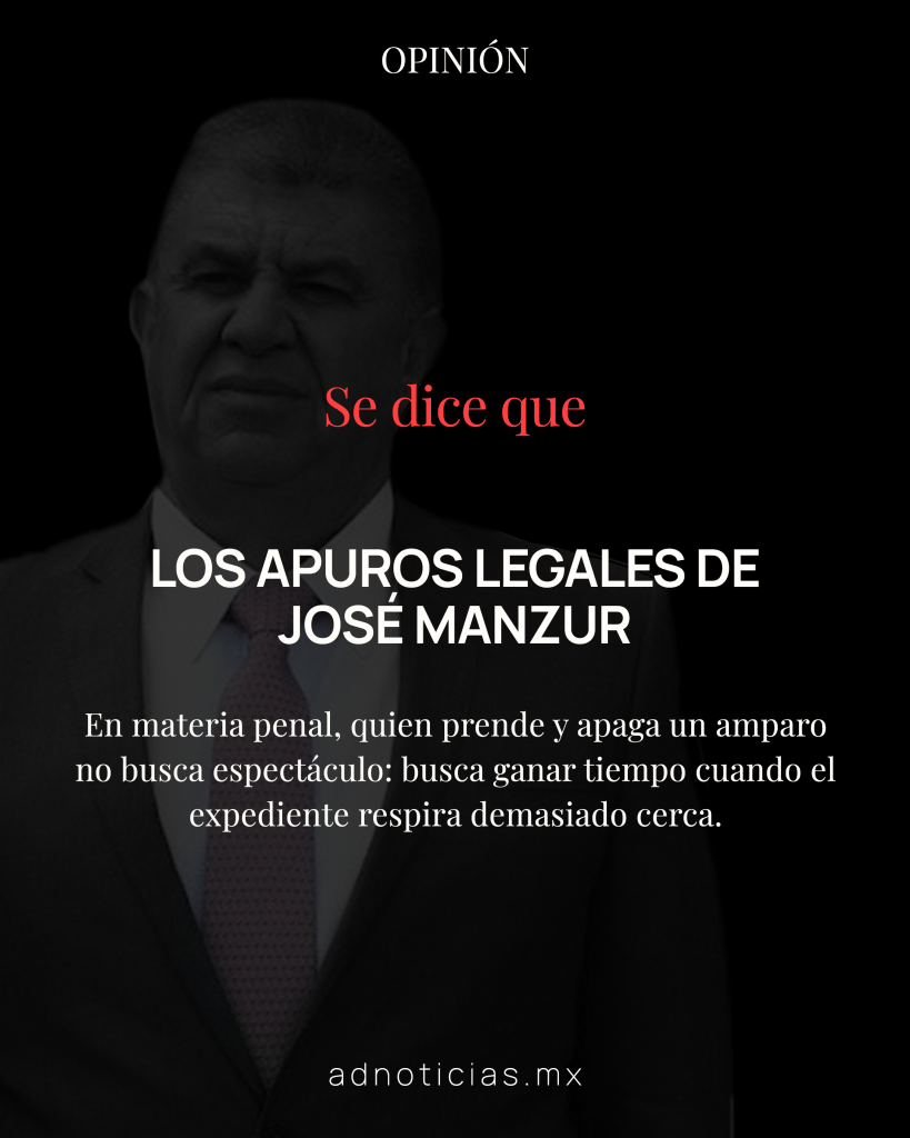 Imagen que presenta un hombre de pie con una corbata y un traje oscuro, con un fondo negro y texto que describe la situación legal de José Manzur.