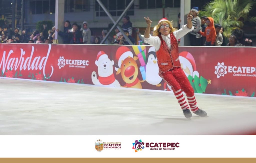 Persona patinando sobre hielo en una pista decorada para Navidad en Ecatepec, con un ambiente festivo y una multitud de espectadores al fondo.