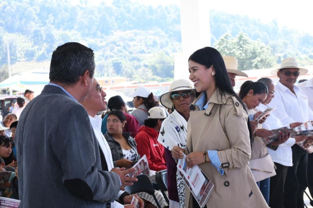 La presidenta municipal, Carmen Albarrán, interactuando con ciudadanos durante una Asamblea Ciudadana, rodeada de participantes en un ambiente de diálogo y cercanía.