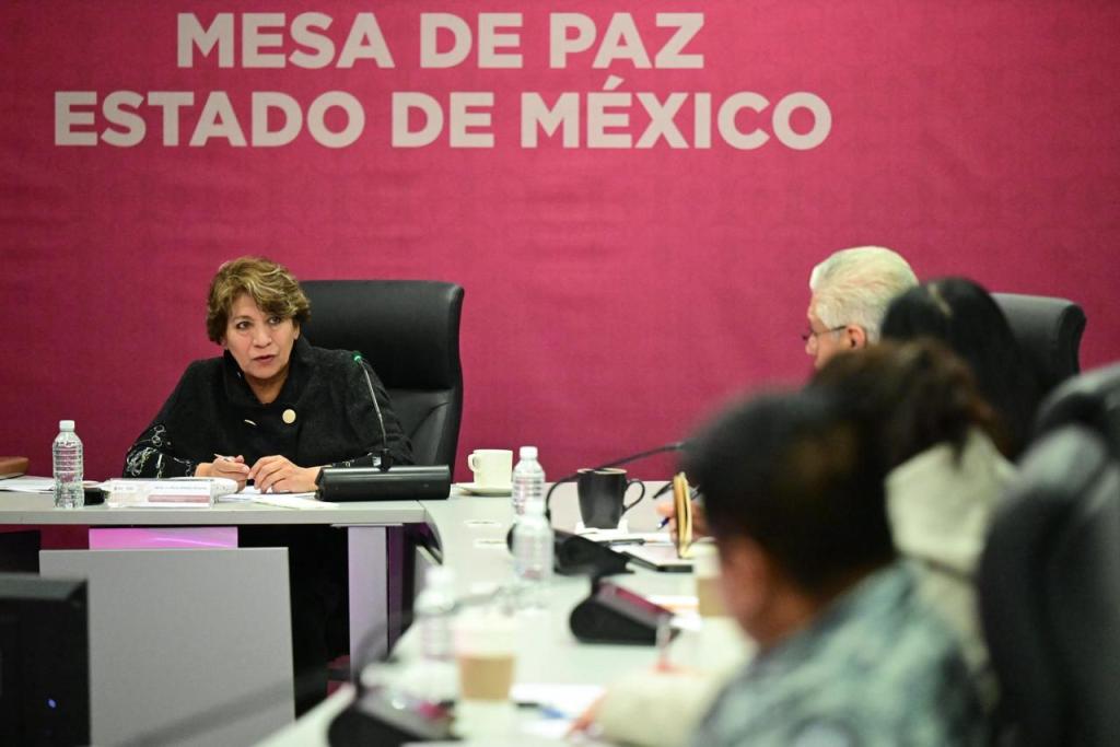 Reunión de la Mesa de Paz en el Estado de México, con la Gobernadora Delfina Gómez Álvarez y otros funcionarios discutiendo estrategias contra la extorsión.