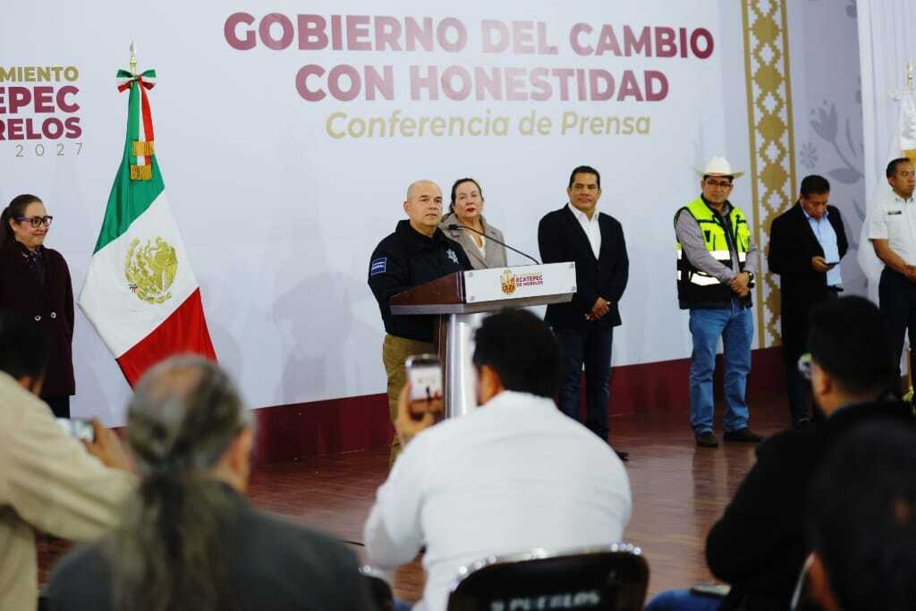 Conferencia de prensa sobre seguridad en Ecatepec, con representantes del gobierno y autoridades locales, presentando avances en la estrategia de prevención del delito.
