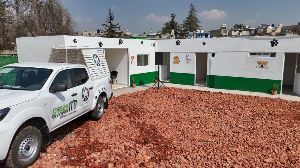 Vista del nuevo Centro de Bienestar Animal de Almoloya de Juárez, con instalaciones rehabilitadas y un vehículo de servicio frente a la entrada.