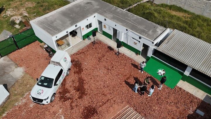 Vista aérea del nuevo Centro de Bienestar Animal en Almoloya de Juárez, con instalaciones rehabilitadas y un vehículo de servicios veterinarios en el patio.