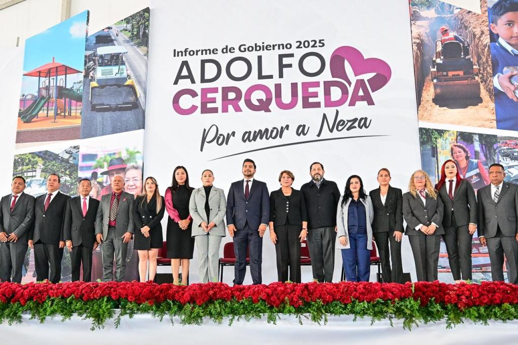 Evento del Informe de Gobierno 2025 del Alcalde Adolfo Cerqueda Rebollo, con autoridades y representantes en el escenario, y un fondo que incluye imágenes de proyectos de infraestructura y bienestar en Nezahualcóyotl.