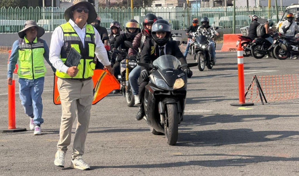 Personal y motociclistas en un módulo de certificación para motociclistas en Chimalhuacán, incluyen inspección y evaluación de habilidades de conducción.