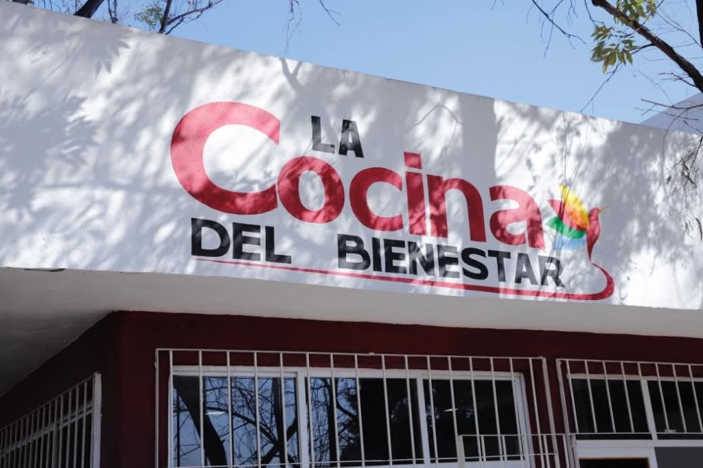 Vista del letrero de 'La Cocina del Bienestar', un programa del Gobierno Municipal que ofrece comidas nutritivas y asequibles en Tlalnepantla.