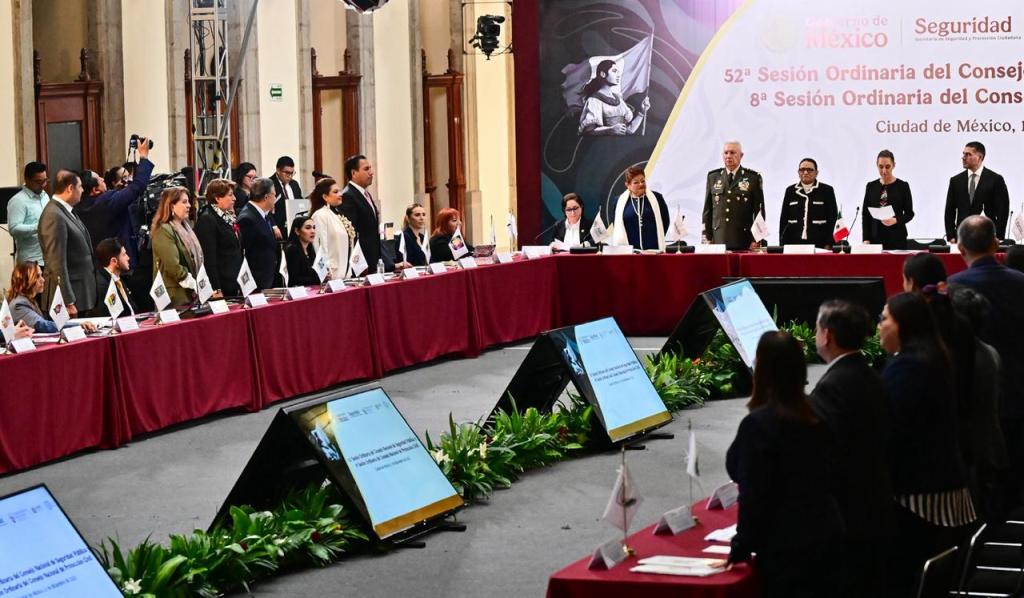 Reunión de autoridades durante la 52ª Sesión Ordinaria del Consejo Nacional de Seguridad Pública y la 8ª Sesión Ordinaria del Consejo Nacional de Protección Civil en Palacio Nacional, Ciudad de México.