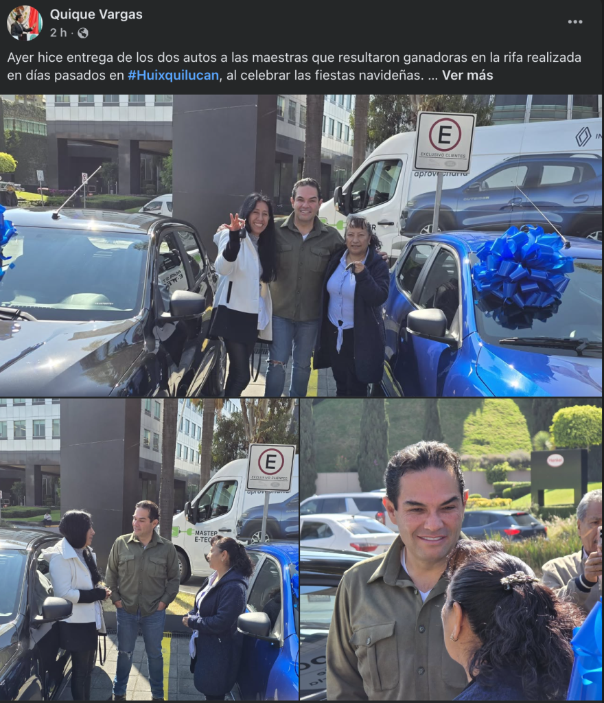 El senador Enrique Vargas del Villar entrega dos automóviles a maestras ganadoras de una rifa en Huixquilucan.