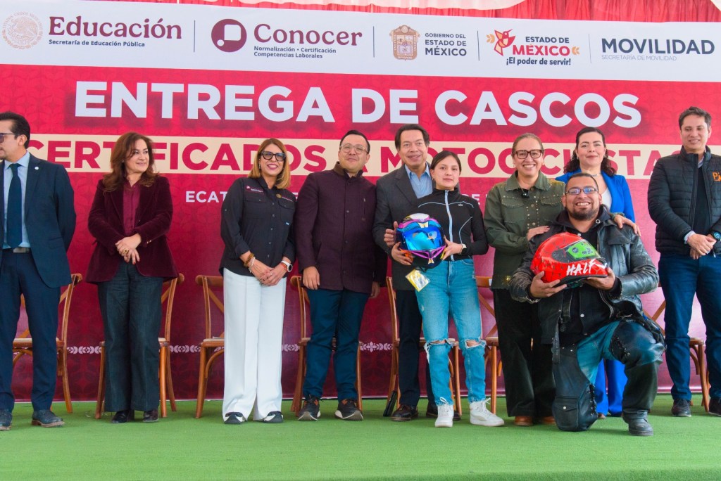 Evento de entrega de cascos certificados a motociclistas en Ecatepec, con la presencia de varios funcionarios y representantes del gobierno.