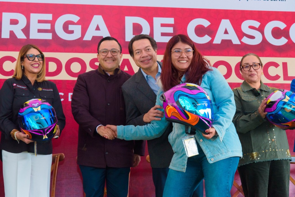 Entrega de cascos certificados a motociclistas y repartidores en Ecatepec, con autoridades presentes como Mario Delgado y María Guillermina Alvarado.