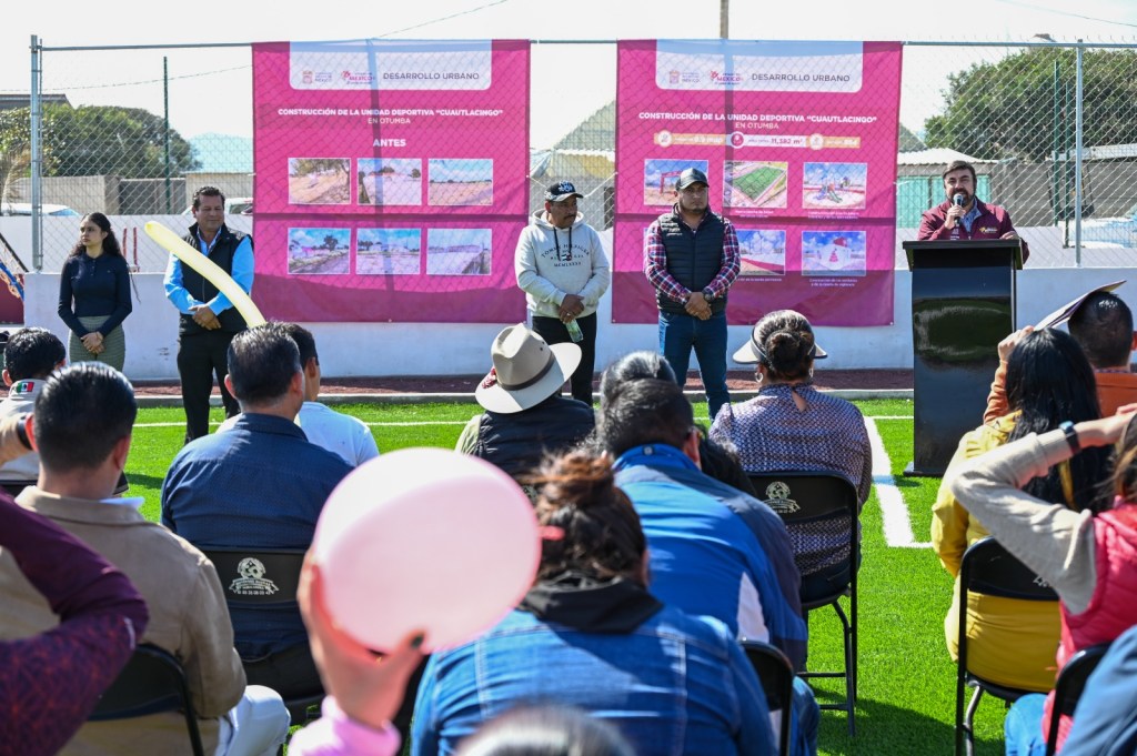 Inauguración de la nueva Unidad Deportiva de Cuautlacingo en Otumba, con autoridades locales y comunidad presente, frente a un cartel informativo sobre las instalaciones.