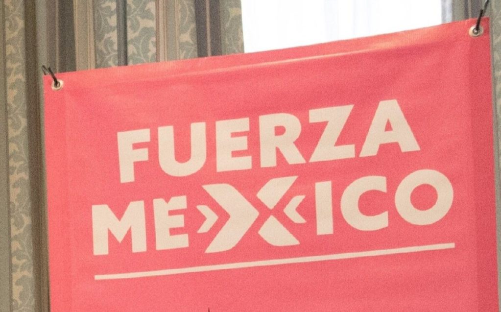 Banner rosa con el texto 'FUERZA MÉXICO' en letras grandes y blancas.