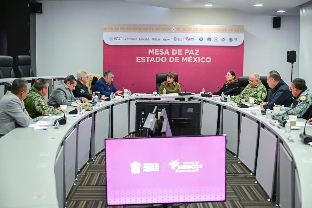 Reunión de la Mesa de Paz en el Estado de México, donde participan autoridades gubernamentales y de seguridad discutiendo estrategias para reducir la violencia.