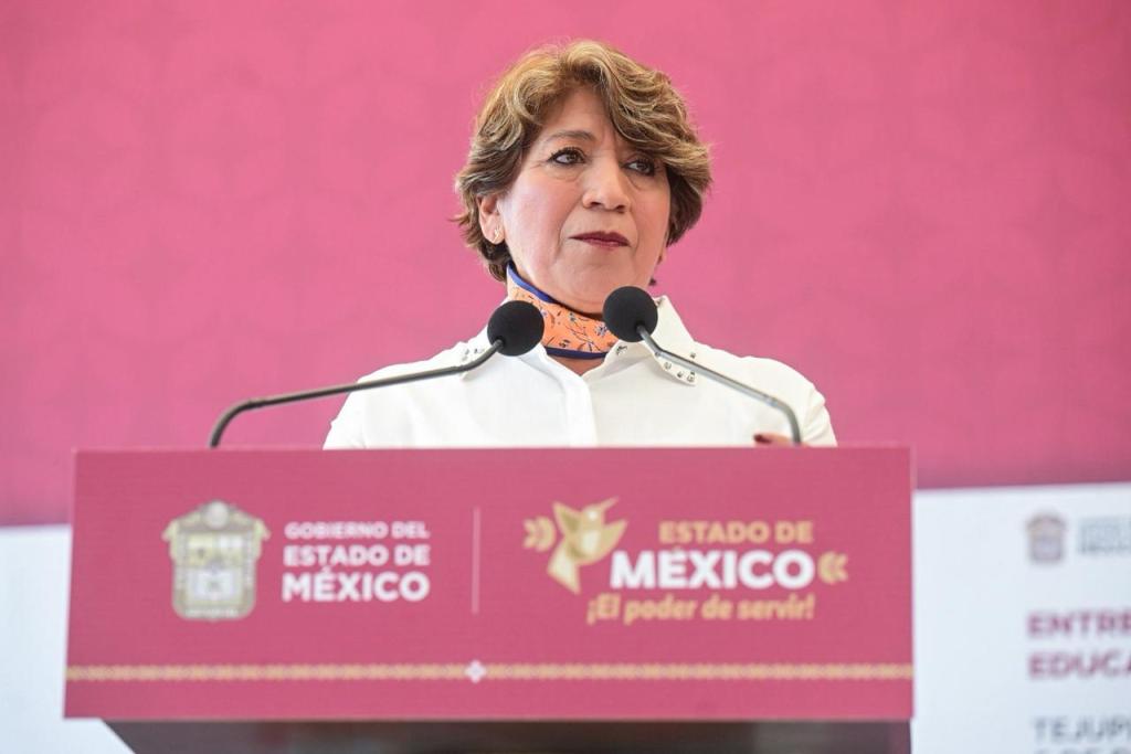 La gobernadora Delfina Gómez Álvarez hablando en un podio durante un evento sobre infraestructura educativa en México.