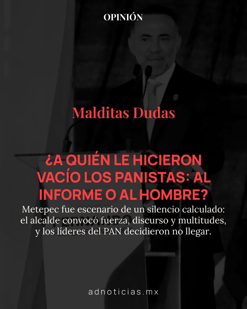 Imagen de un hombre hablando en una conferencia, con un fondo oscuro y un texto en rojo que dice 'Malditas Dudas'. La escena refleja un momento de tensión política relacionado con el informe de un alcalde en Metepec.