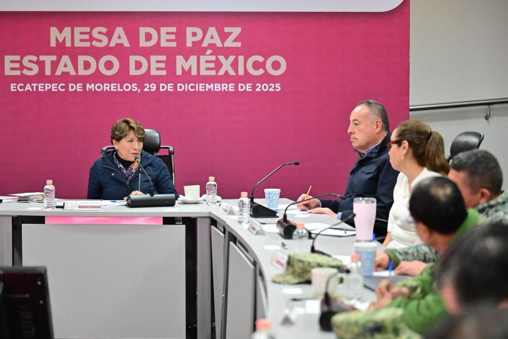 Reunión de la Mesa de Paz en Ecatepec, con varios funcionarios discutiendo estrategias de seguridad, en un ambiente de cooperación.