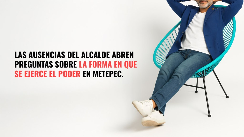 Un hombre sentado en una silla, con las manos detrás de la cabeza, reflexionando sobre las ausencias del alcalde y su impacto en el ejercicio del poder en Metepec.