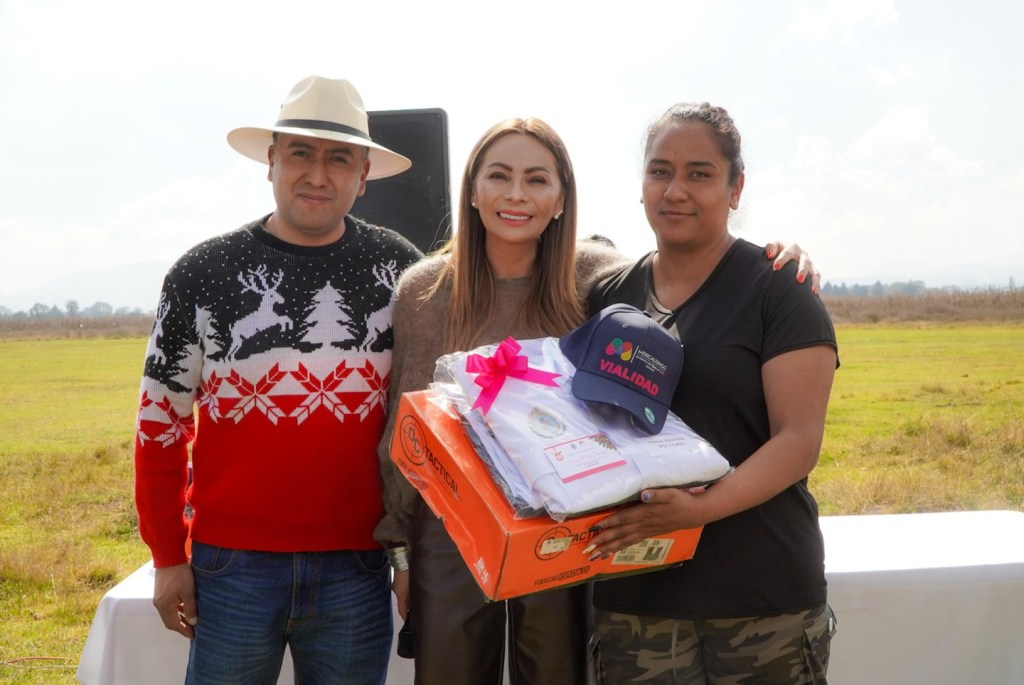 Entrega de uniformes nuevos a elementos de la Coordinación de Vialidad por la alcaldesa Saray Benítez Espinoza, en un evento al aire libre.