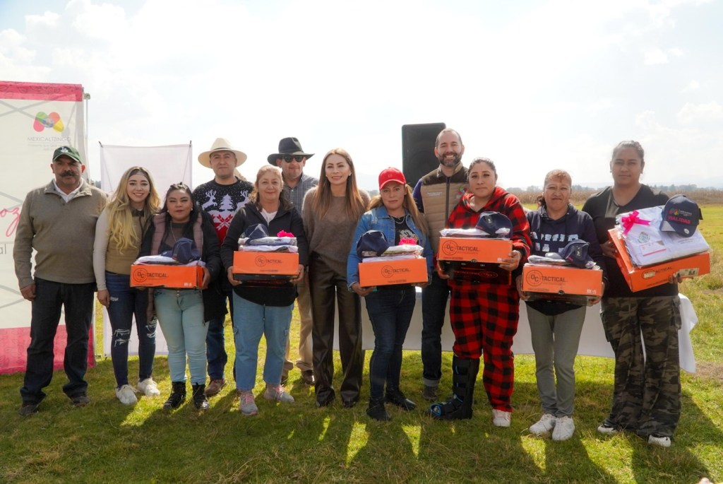Grupo de personas recibiendo uniformes de la Coordinación de Vialidad en un evento del Ayuntamiento de Mexicaltzingo, con la alcaldesa Saray Benítez Espinoza cercana a ellos.